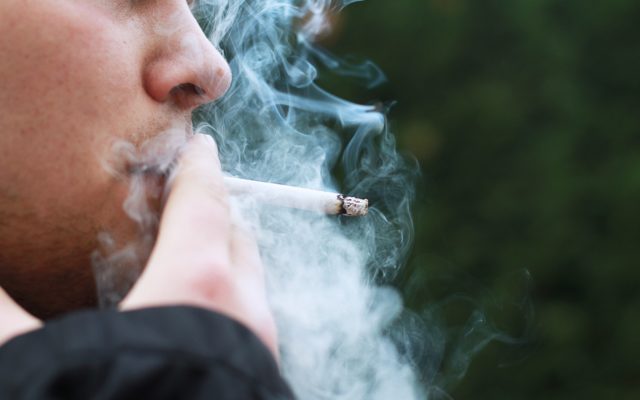 OMS: Scumpirea tigarilor e cea mai eficienta masura pentru renuntarea la fumat. Cati fumatori sunt in Romania, la ce varsta incep si ce marci prefera