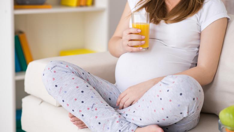 Femeile care beau sucuri în timpul sarcinii ar putea avea copii astmatici